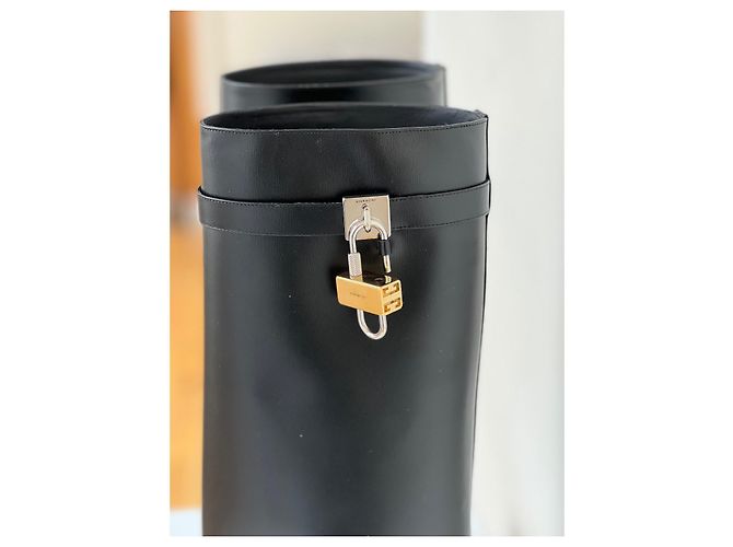 Botas Givenchy Shark Lock de cuero con corte amplio. Negro - vista 7