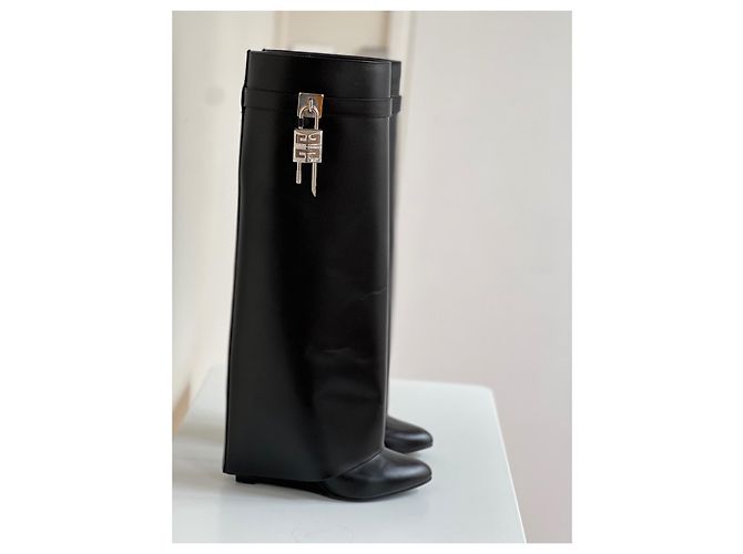 Botas Givenchy Shark Lock de cuero con corte amplio. Negro - vista 8