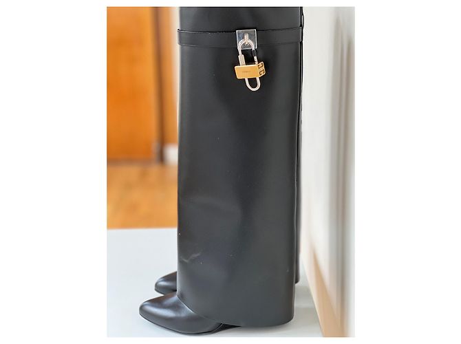 Botas Givenchy Shark Lock de cuero con corte amplio. Negro - vista 9
