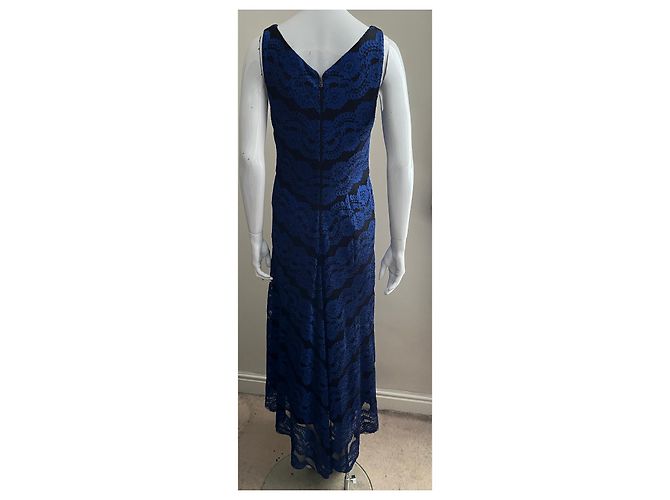 Vera Wang Spitzenkleid in königsblau und schwarz mit High-Low-Effekt. - Ansicht 5