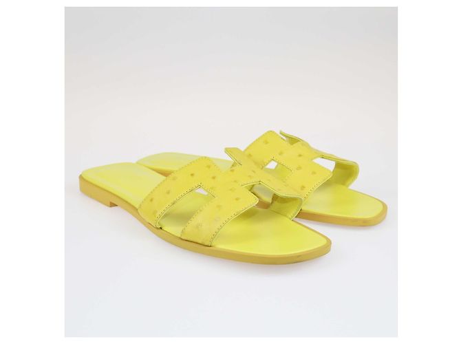Hermès Sandali Hermes gialli in struzzo Oran Giallo - vista 2