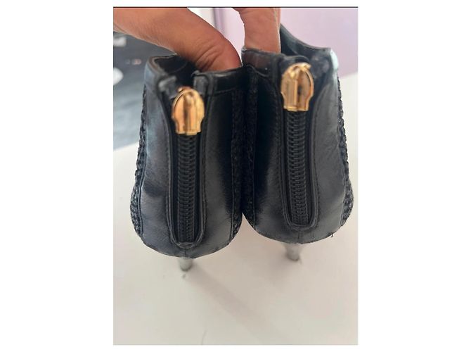 Décolleté Chanel in pelle traforata nera a punta aperta Nero - vista 2