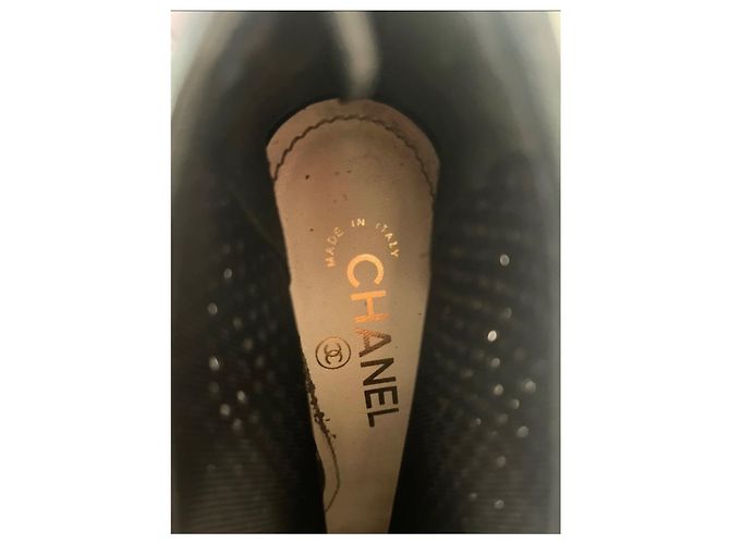 Décolleté Chanel in pelle traforata nera a punta aperta Nero - vista 3