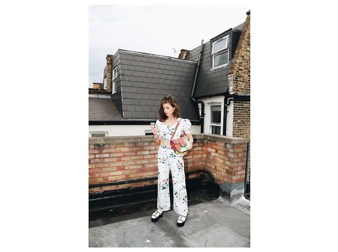 Alessandra Rich Conjunto de top cropped y jeans con estampado multifloral - talla S - vista 4