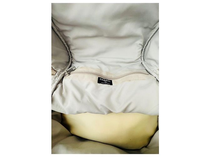 Zaino Chanel Sports in nylon e gomma nero e crema Crudo - vista 12