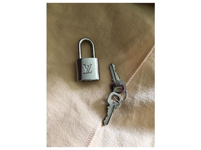 Louis Vuitton Suhali Lockit MM Borsa in pelle argento - vista 14