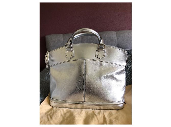 Louis Vuitton Suhali Lockit MM Borsa in pelle argento - vista 18