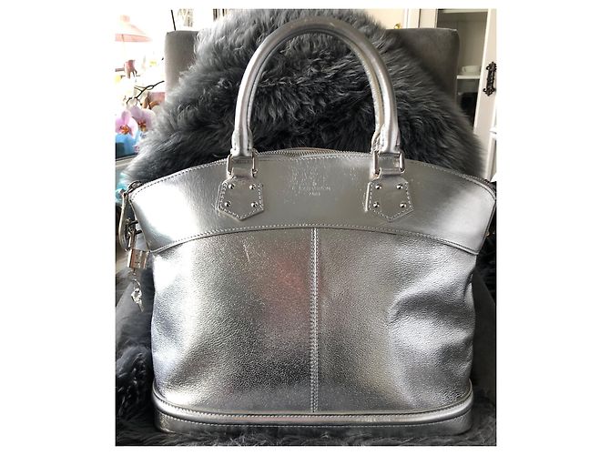 Louis Vuitton Suhali Lockit MM Borsa in pelle argento - vista 2