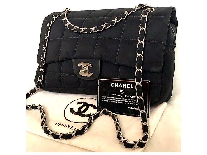 Bolsa transversal CHANEL acolchoada quadrada Jumbo com hardware prateado em nylon. Preto - vista 10