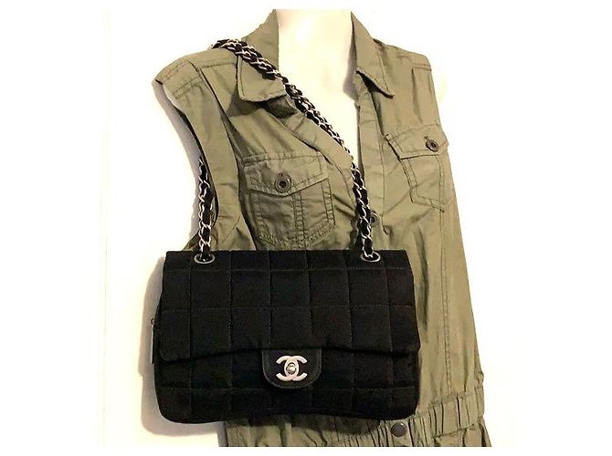 Bolsa transversal CHANEL acolchoada quadrada Jumbo com hardware prateado em nylon. Preto - vista 11