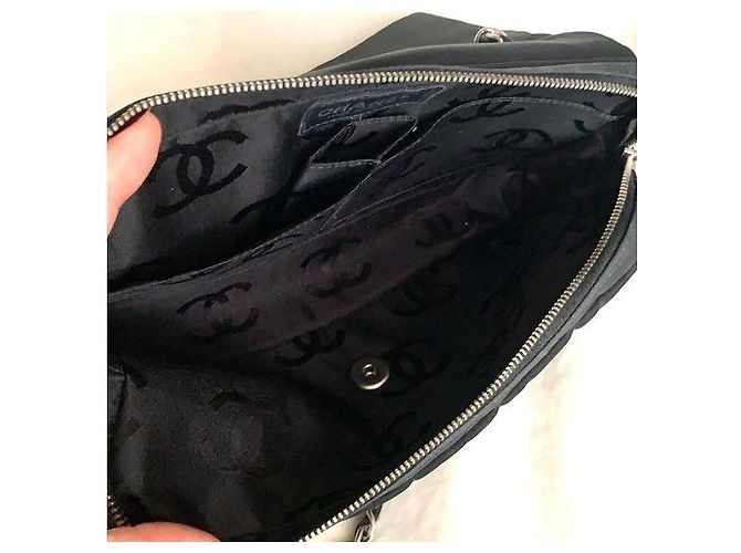 Bolsa transversal CHANEL acolchoada quadrada Jumbo com hardware prateado em nylon. Preto - vista 12