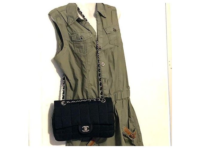 Bolsa transversal CHANEL acolchoada quadrada Jumbo com hardware prateado em nylon. Preto - vista 13