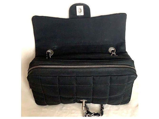 Bolsa transversal CHANEL acolchoada quadrada Jumbo com hardware prateado em nylon. Preto - vista 16