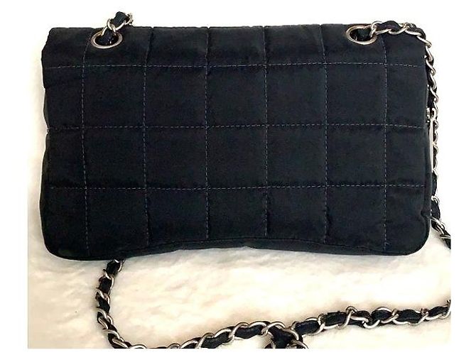 Bolsa transversal CHANEL acolchoada quadrada Jumbo com hardware prateado em nylon. Preto - vista 2
