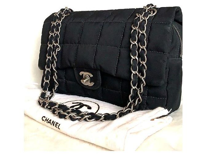 Bolsa transversal CHANEL acolchoada quadrada Jumbo com hardware prateado em nylon. Preto - vista 3