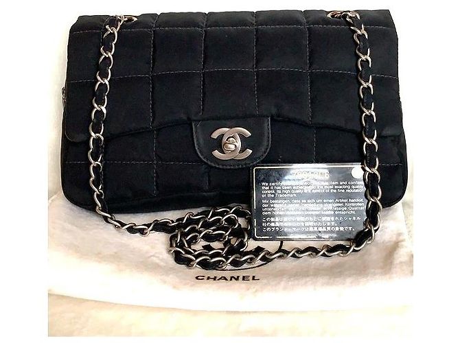 Bolsa transversal CHANEL acolchoada quadrada Jumbo com hardware prateado em nylon. Preto - vista 4