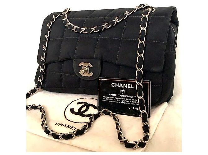 Bolsa transversal CHANEL acolchoada quadrada Jumbo com hardware prateado em nylon. Preto - vista 9