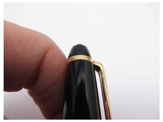 CANETA ESFEROGRÁFICA MONTBLANC MEISTERSTUCK CLÁSSICA DOURADA MB132453 Preto - vista 9