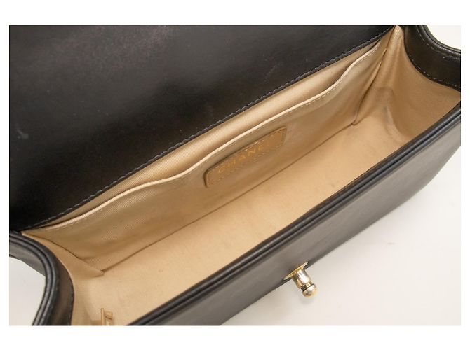 CHANEL Boy Chain Schultertasche Schwarzes gestepptes Lammleder mit Klappe - Ansicht 10