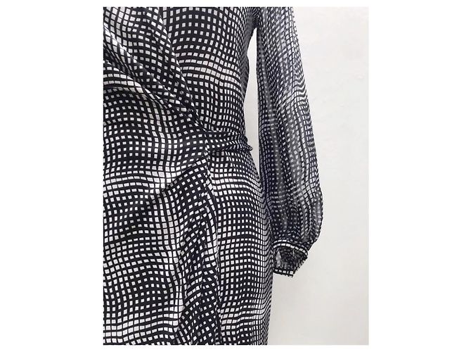 Diane Von Furstenberg Vestido envelope de seda DvF Sigourney com mangas de chiffon Preto Branco - vista 4