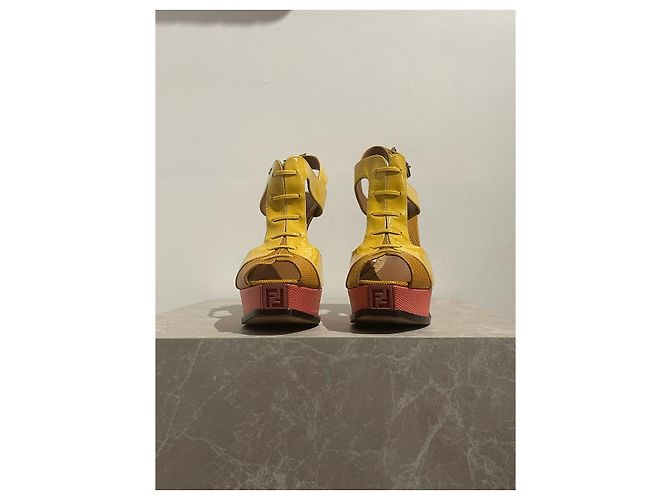 Sandali FENDI T.EU 40 Pelle Giallo - vista 3