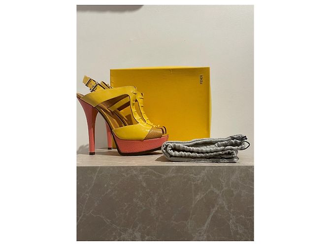 Sandali FENDI T.EU 40 Pelle Giallo - vista 7
