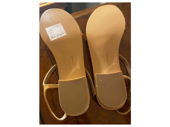 Sandali Salvatore Ferragamo Gancio in pelle Eggshell Bianco sporco - vista 3