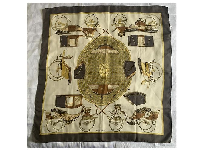Sciarpa di seta Hermès Transformation Cars marrone beige oro Multicolore - vista 3