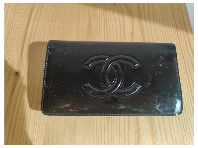 Chanel Geldbörse Schwarzes Lackleder Bunte Kamelien - Ansicht 4
