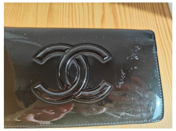 Chanel Geldbörse Schwarzes Lackleder Bunte Kamelien - Ansicht 5