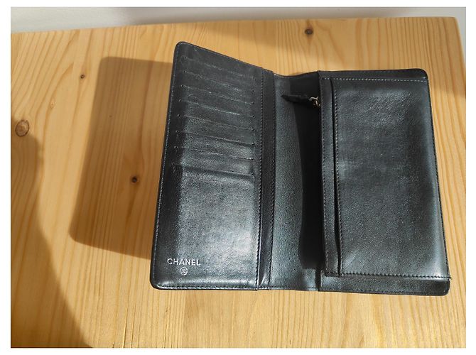 Chanel Geldbörse Schwarzes Lackleder Bunte Kamelien - Ansicht 6