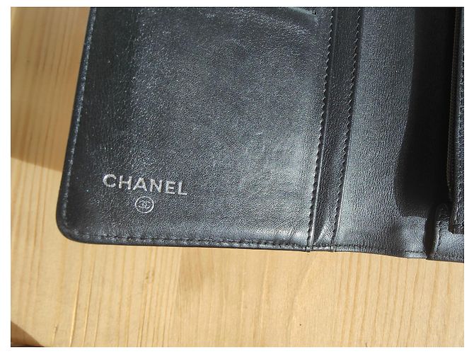 Chanel Geldbörse Schwarzes Lackleder Bunte Kamelien - Ansicht 7