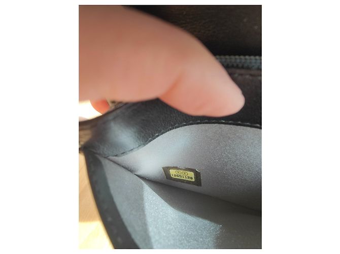 Chanel Geldbörse Schwarzes Lackleder Bunte Kamelien - Ansicht 9