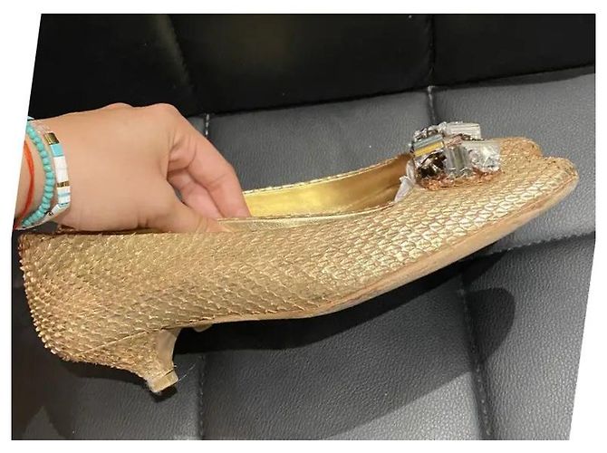 Décolleté Prada in pelle esotica dorata con pietre D'oro - vista 2