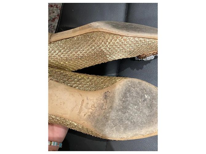 Décolleté Prada in pelle esotica dorata con pietre D'oro - vista 4