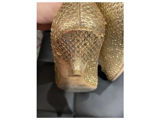 Décolleté Prada in pelle esotica dorata con pietre D'oro - vista 5