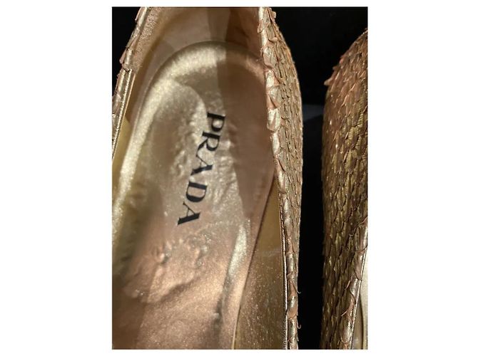 Décolleté Prada in pelle esotica dorata con pietre D'oro - vista 6