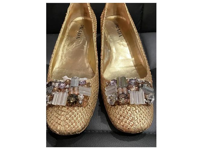 Décolleté Prada in pelle esotica dorata con pietre D'oro - vista 7
