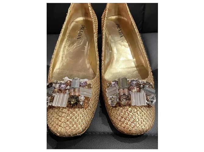 Décolleté Prada in pelle esotica dorata con pietre D'oro - vista 8
