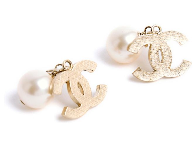 Chanel Orecchini con clip dorati trapuntati CC e pendente di perle L D'oro - vista 3