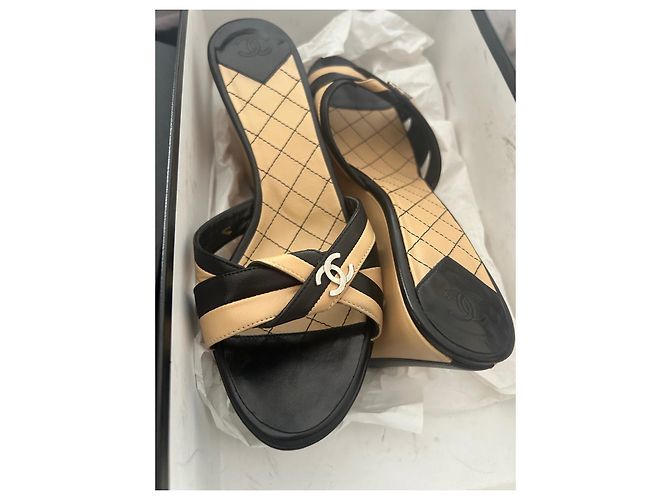 Sandali con zeppa Chanel in pelle nero e beige - vista 11