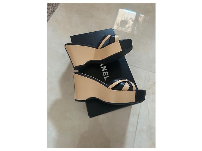 Sandali con zeppa Chanel in pelle nero e beige - vista 2