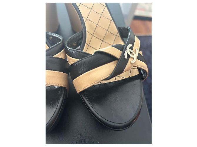 Sandali con zeppa Chanel in pelle nero e beige - vista 9