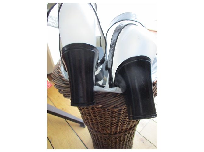 Roger Vivier Sandali in pelle nera lucida, 36,5. Nero - vista 5