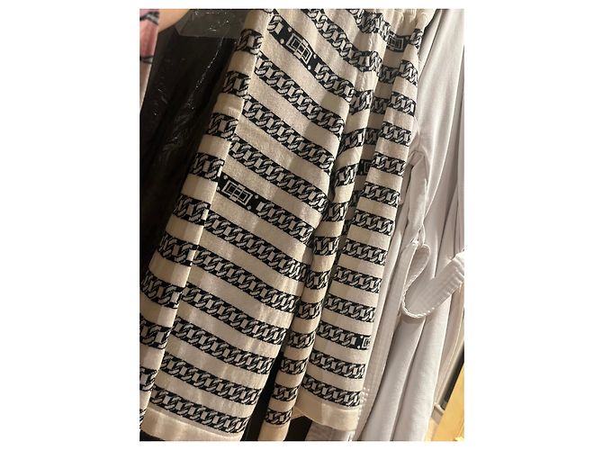 Chanel Kaschmir Pullover und Hose Set mit Kettenmuster Schwarz Beige - Ansicht 9