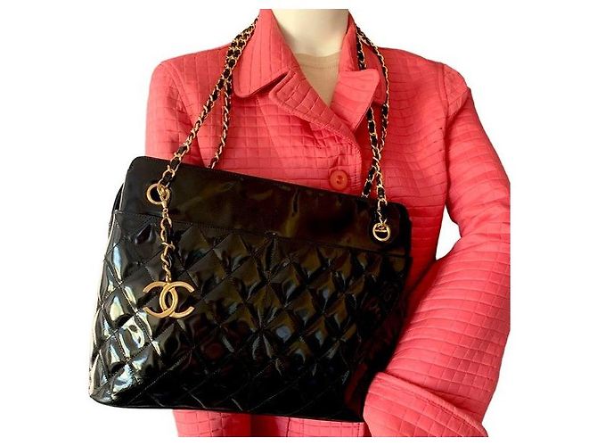 Mademoiselle Bolso de hombro de cuero charol con acolchado de diamante y colgante de medallón CC de CHANEL. Negro - vista 12