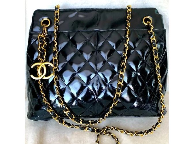 Mademoiselle Bolso de hombro de cuero charol con acolchado de diamante y colgante de medallón CC de CHANEL. Negro - vista 2