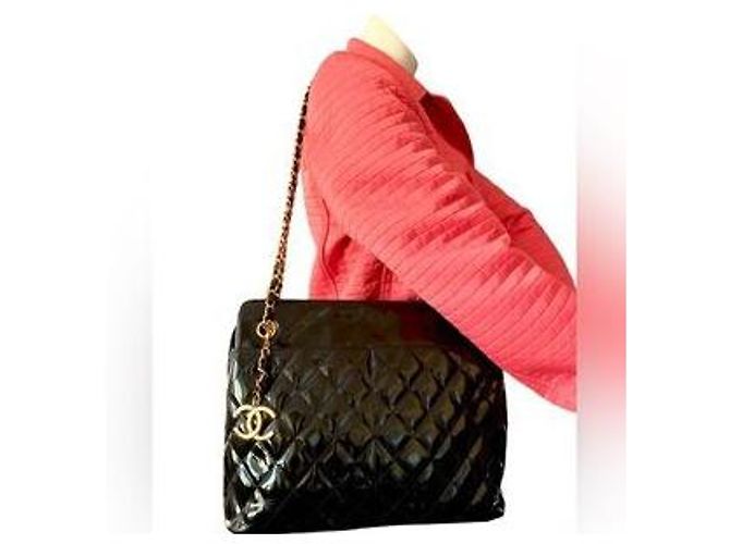 Mademoiselle Bolso de hombro de cuero charol con acolchado de diamante y colgante de medallón CC de CHANEL. Negro - vista 3