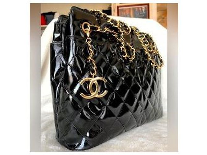 Mademoiselle Bolso de hombro de cuero charol con acolchado de diamante y colgante de medallón CC de CHANEL. Negro - vista 5