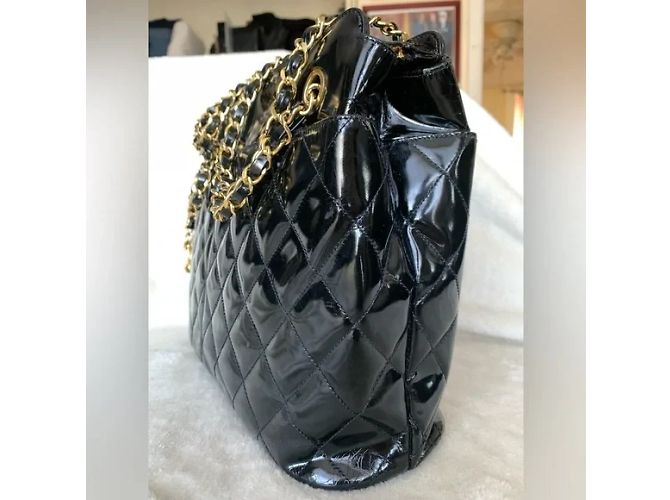 Mademoiselle Bolso de hombro de cuero charol con acolchado de diamante y colgante de medallón CC de CHANEL. Negro - vista 6